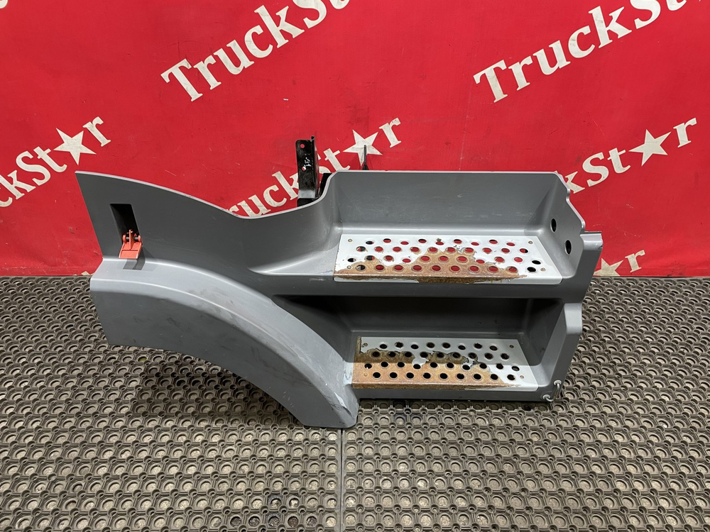 Корпус подножек правый