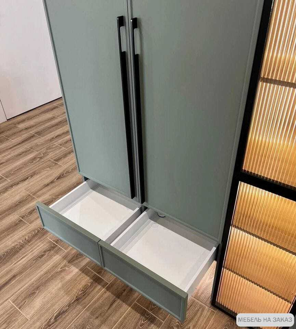 Шкаф с витриной в прихожую