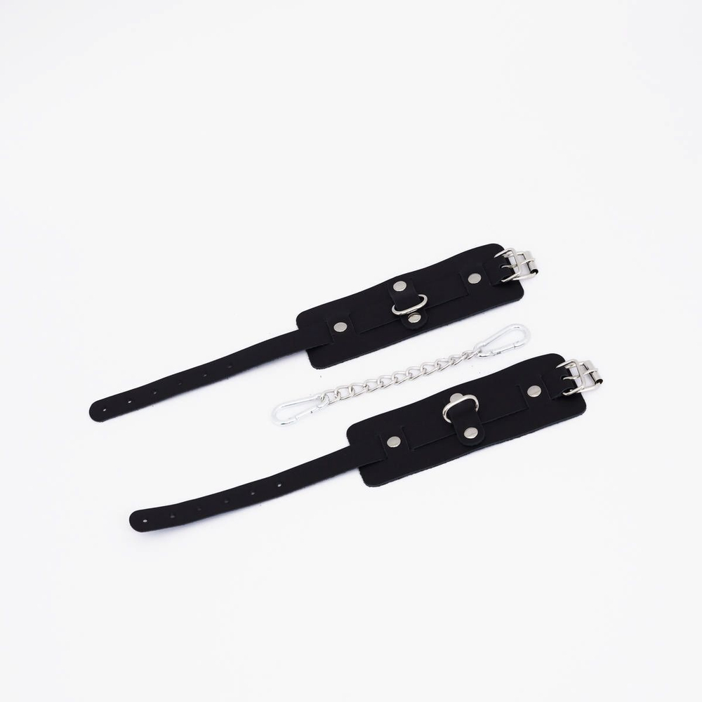Черные кожаные оковы с хромированной фурнитурой