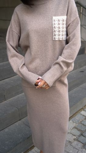 Трикотажный женский костюм в цвете капучино с юбкой