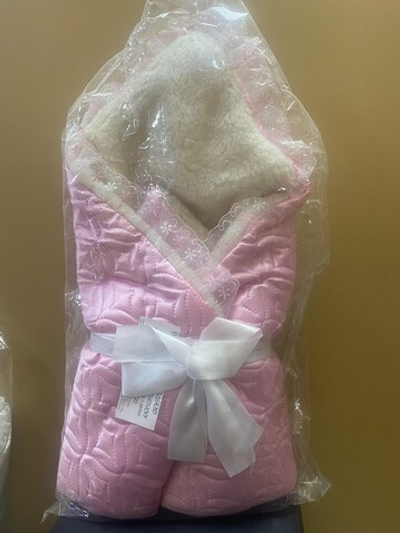 Атласное одеяло на меху с лентой на выписку, розовое