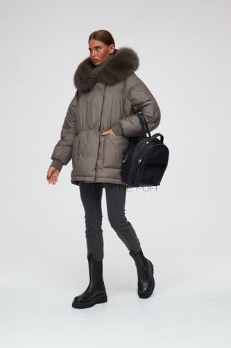 Коричневая объемная куртка с отделкой из меха