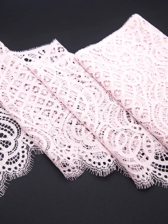 01-58 Кружево шантильи 25 см, пудра