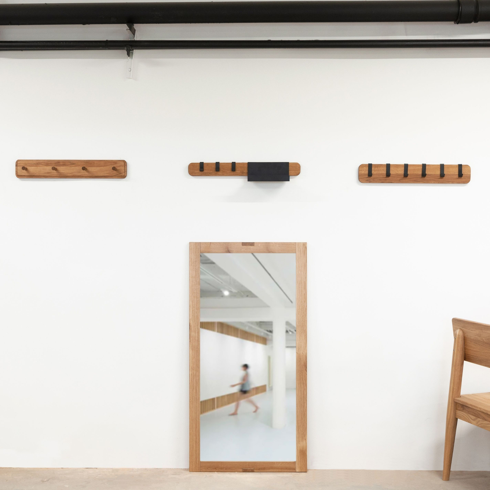 Вешалка настенная для одежды с крючками из массива дуба для прихожей, бани, детской