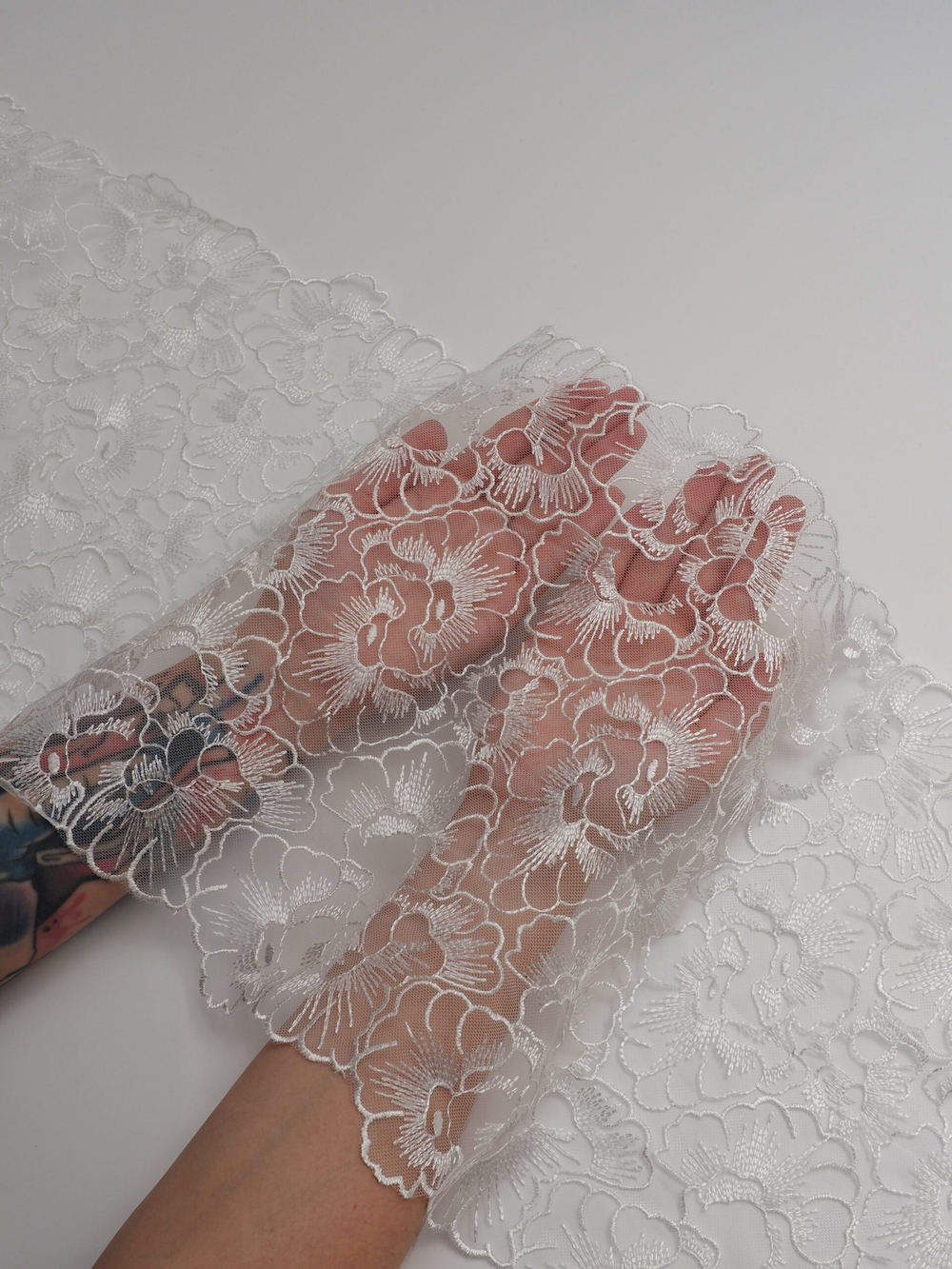 Вышивка на сетке белая неэластичная ширина 28 см