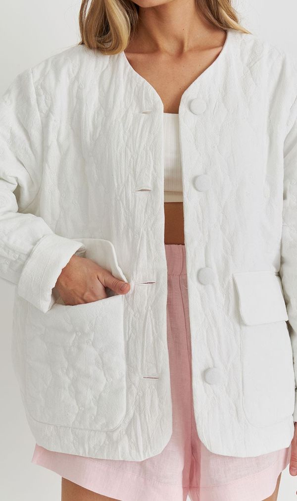 Куртка оверсайз с накладными карманами кремового цвета