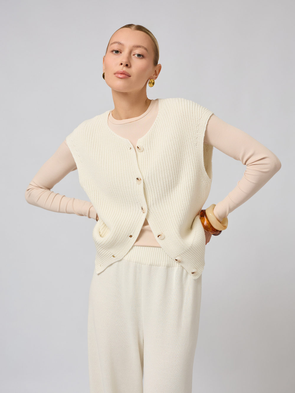 Жилет вязаный на пуговицах