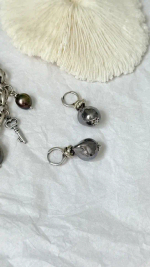 Серьги с темными барочными жемчужинами на замке левербек, оттенок серебро