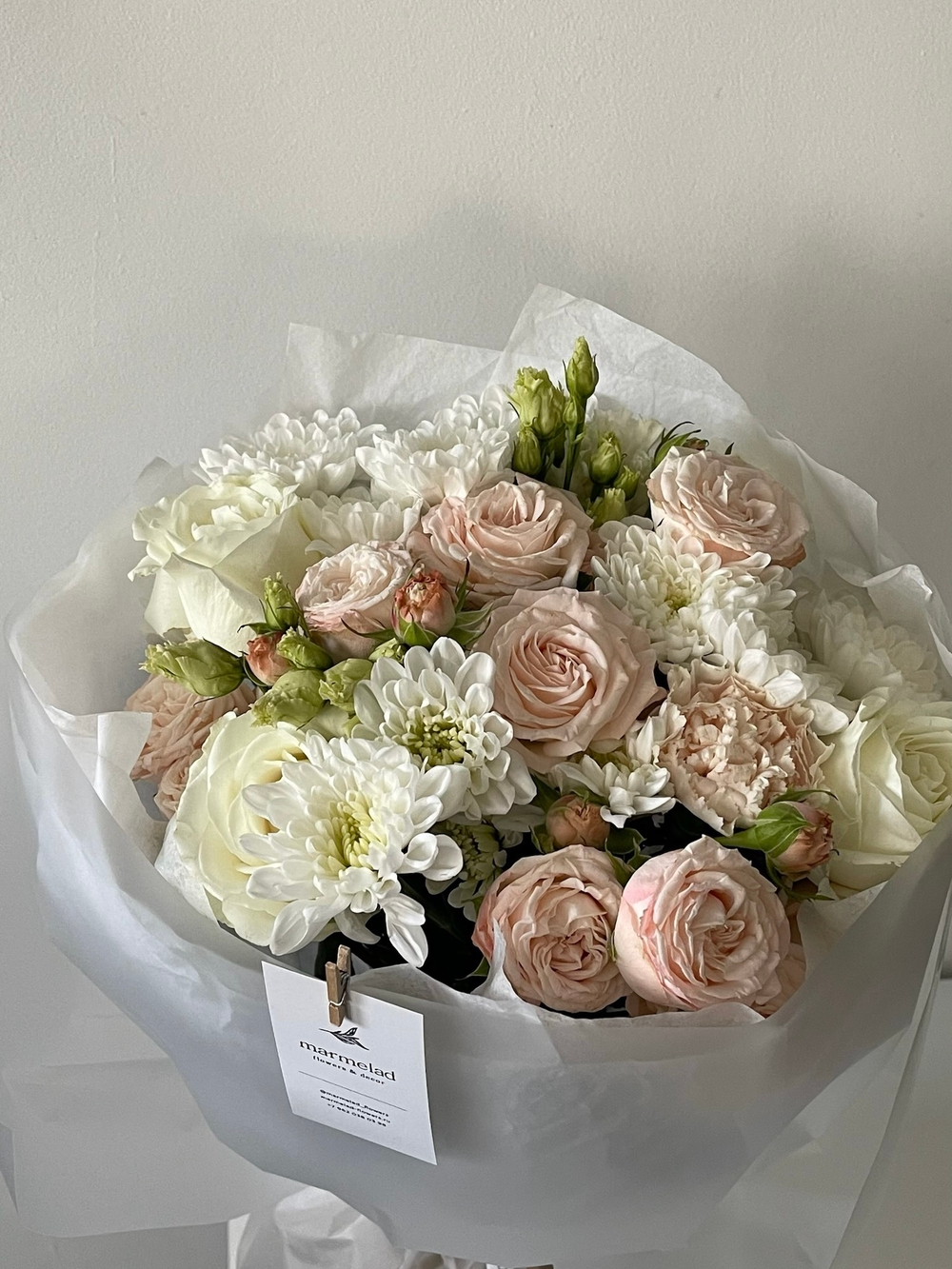 Букет сборный из хризантемы, кустовой пионовидной розы и лизиантуса