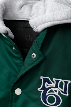 ZARA НЕЙЛОНОВЫЙ БОМБЕР С НАДПИСЬЮ И СЪЕМНЫМ КАПЮШОНОМ, ЗЕЛЕНЫЙ