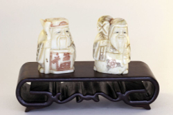 Сет нэцкэ Дзюродзин и Фукурокудзю на подставке