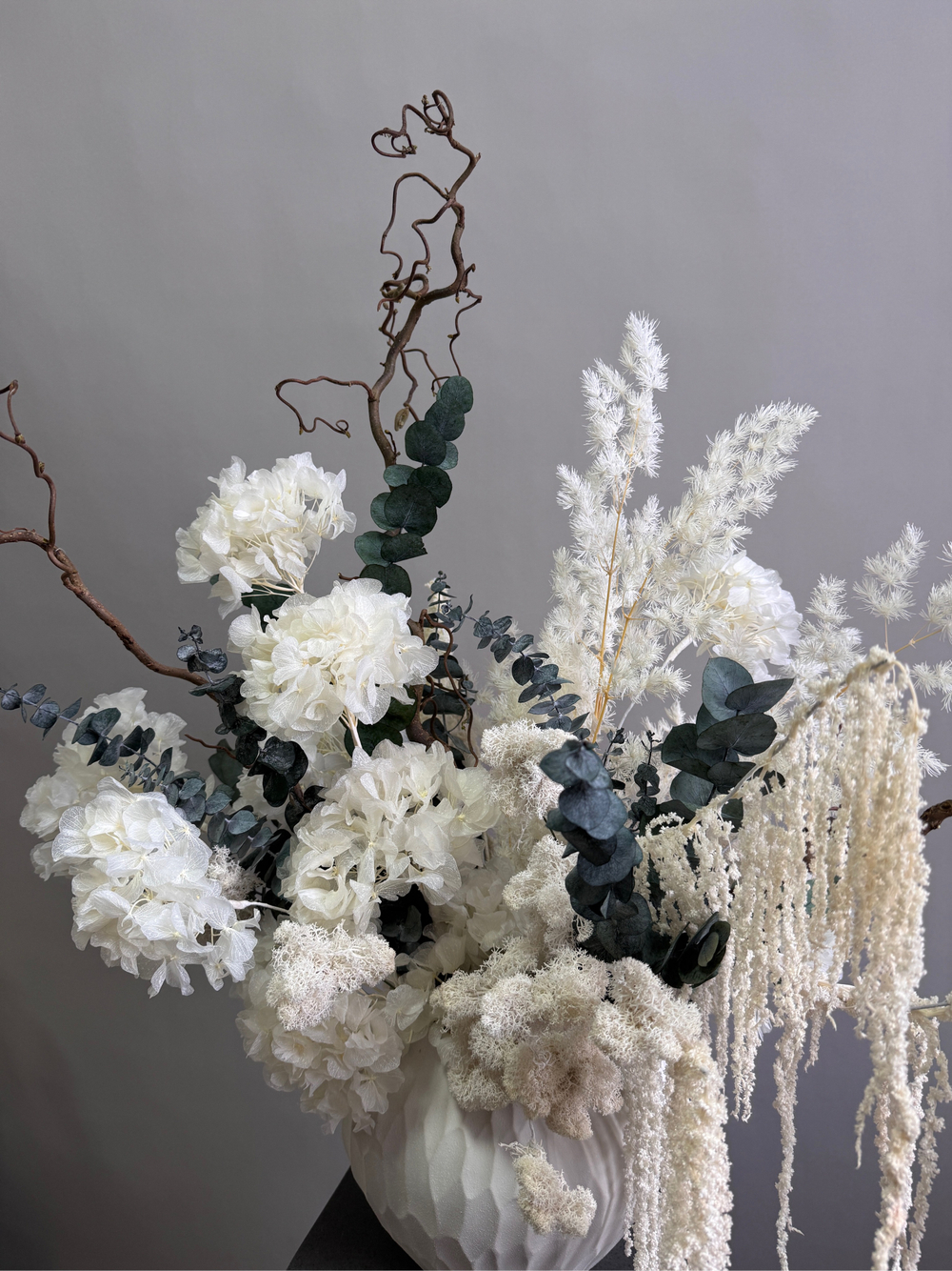 Композиция в кашпо Банксия