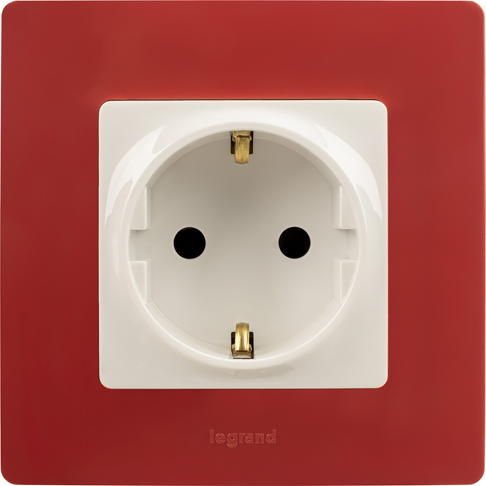 Розетка с заземлением со шторками 16А 250В белый ETIKA Legrand