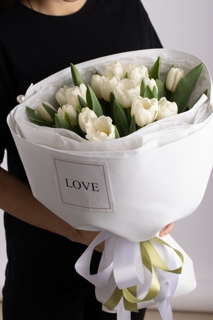 Белые тюльпаны в авторском оформлении Флора Маркет
