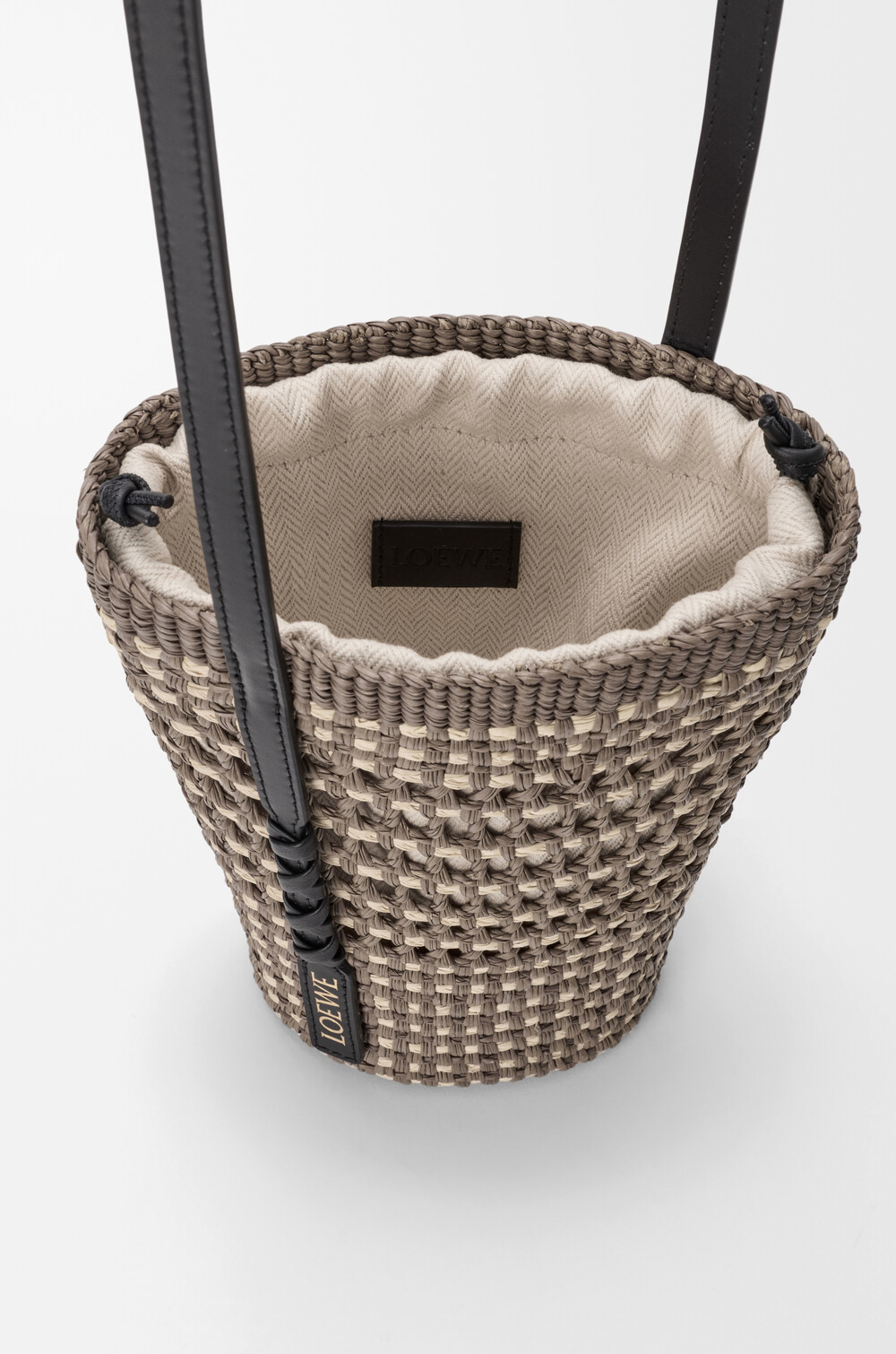 Loewe Плетёная мини-сумка из кожи пальмы и телячьей кожи, хаки