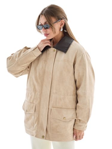 Бежевый пуховик из эко-замши с мехом песца и кожаным воротником