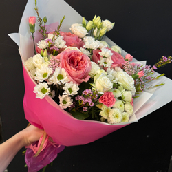 Букет из микса роз и хризантем с эустомой