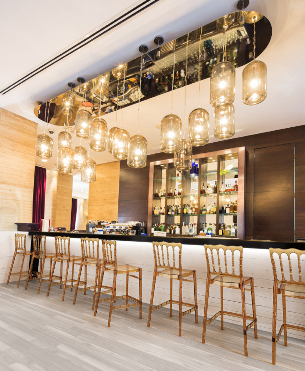 Стул прозрачный полубарный Siesta Contract Chiavari Bar 65, янтарный