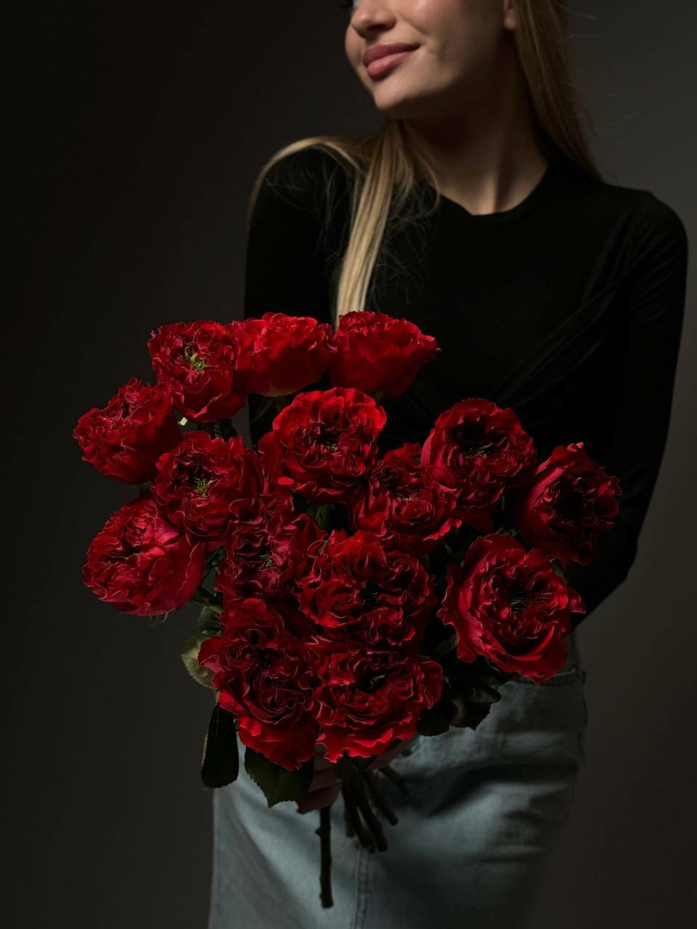 Букет из 15 красных пионовидных роз под ленту
