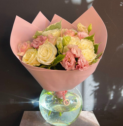 Букет из роз и эустомы в нежной упаковке
