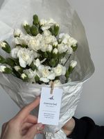 Кулек из кустовых диантусов в белом оттенке 15 шт