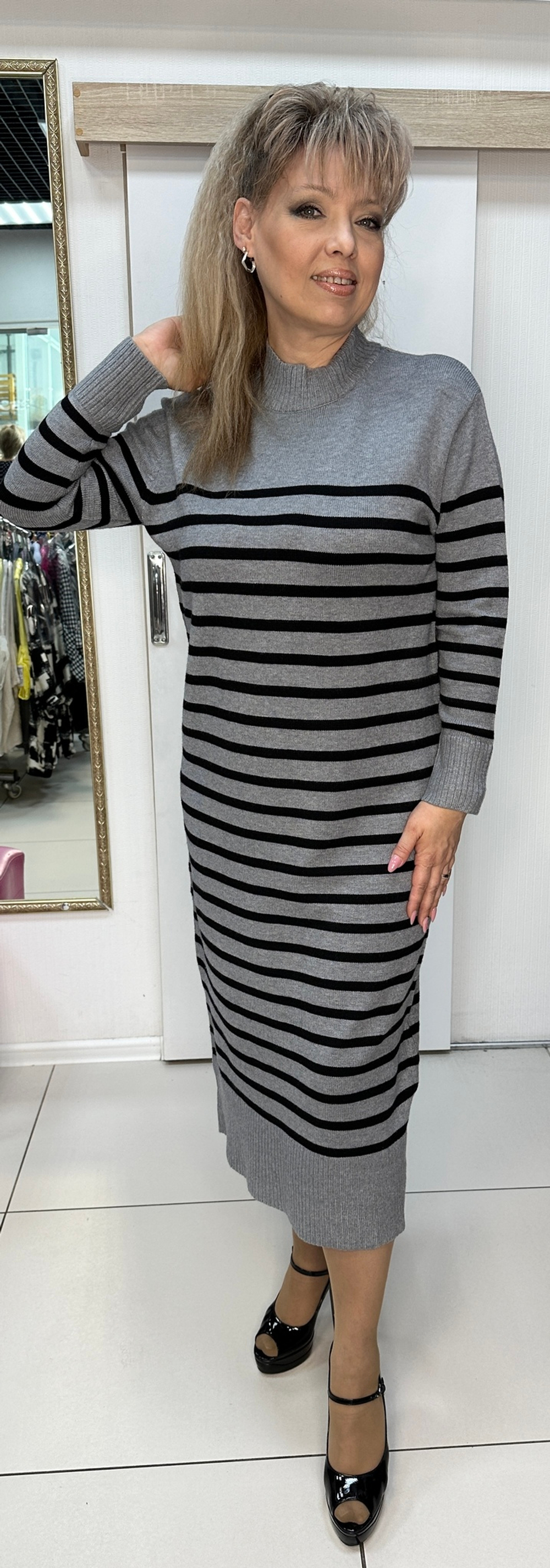 Трикотажное  платье в полоску с горлом-стойка