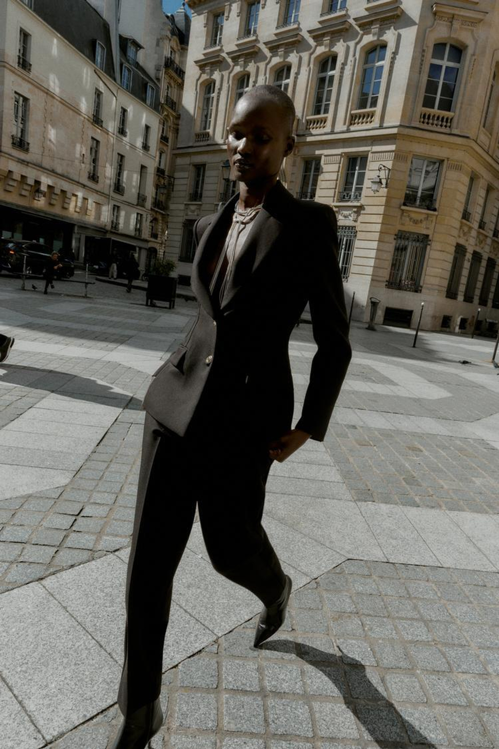 ZARA ПРИТАЛЕННЫЙ БЛЕЙЗЕР С ПОДПЛЕЧНИКАМИ, ЧЕРНЫЙ