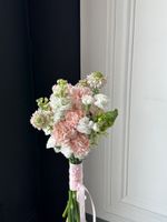 Свадебный букет из розовых диантусов, орнитогалума и маттиолы