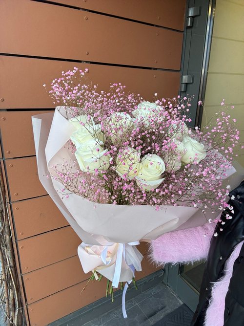 Букет из роз и гипсофил