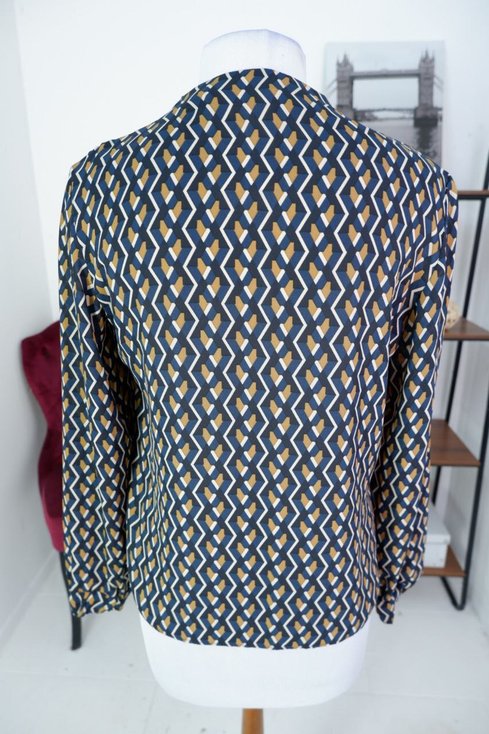 Блузка стильная, например для образа с брюками, 46 размер