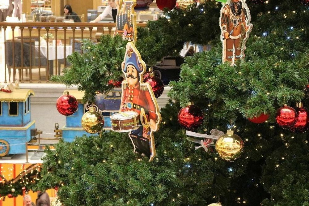 Светодинамическая елка ствольная - встроенная гирлянда: Теплый свет - "Таежная" от 11 до 21 м