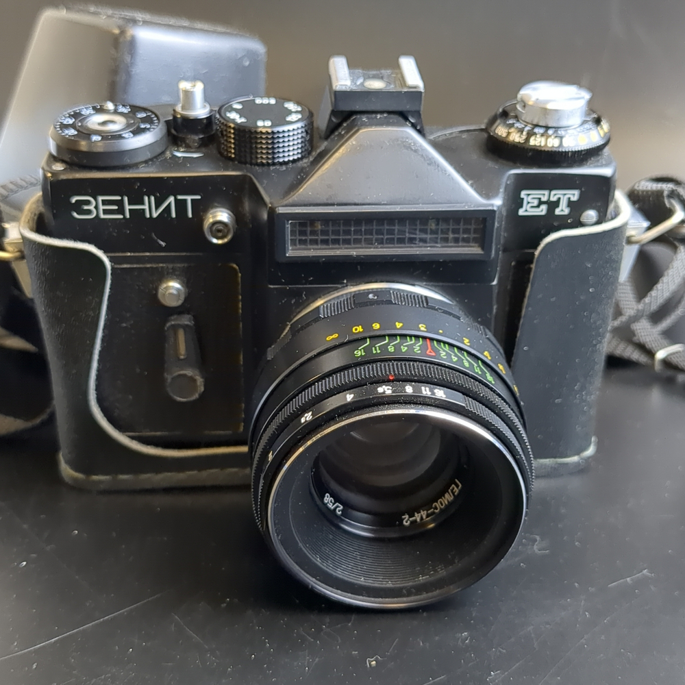 №1 Фотоаппарат "Зенит-ЕТ" с объективом "Гелиос 44-2 2/58" в оригинальном кофре, металл, стекло, пластик, кожа, Белорусское оптико-механическое объединение (БелОМО), СССР, 1982-1995 гг.