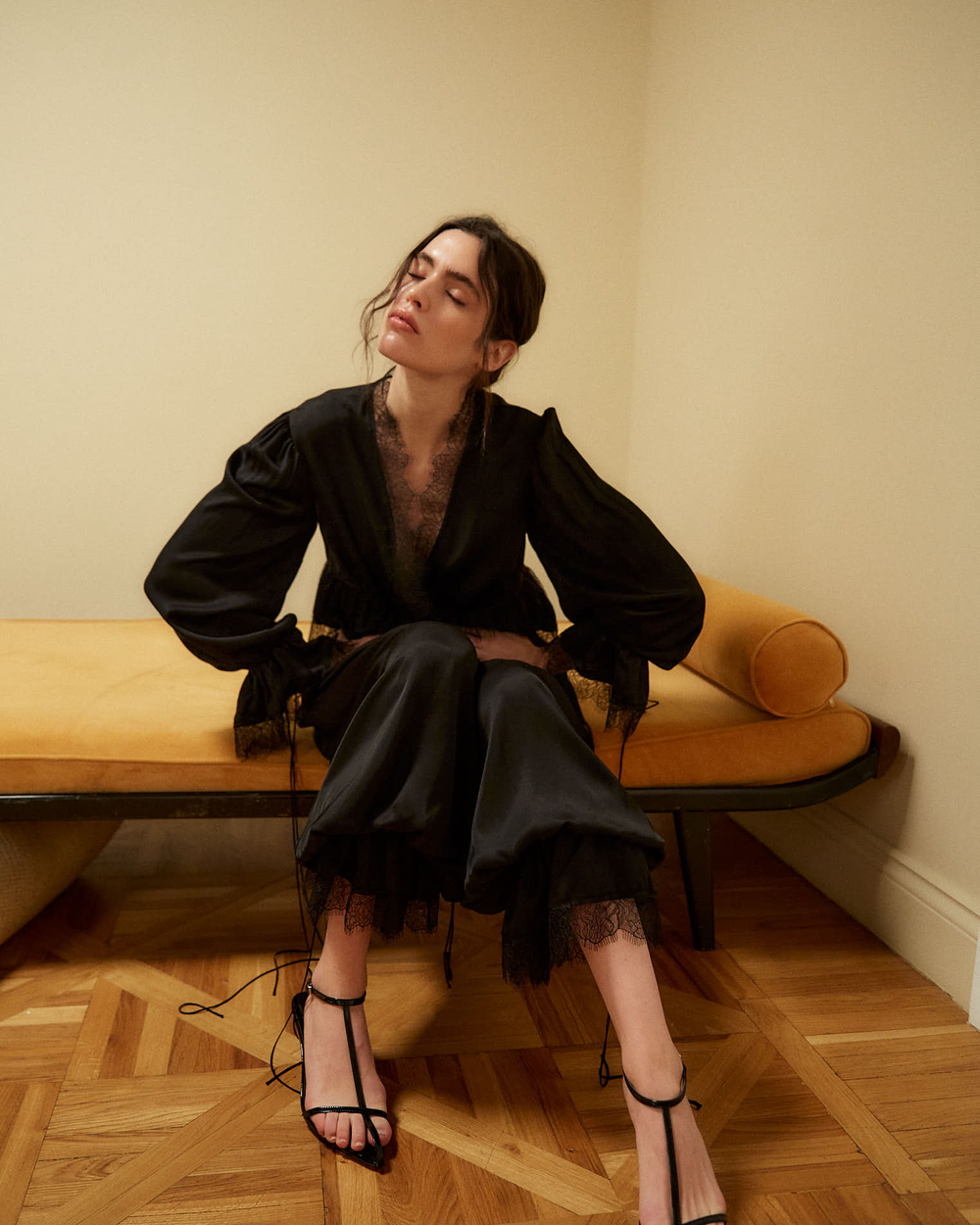 Блуза из вискозы с кружевной лентой черный