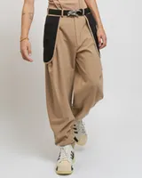 Бежевые брюки с накладными карманами
