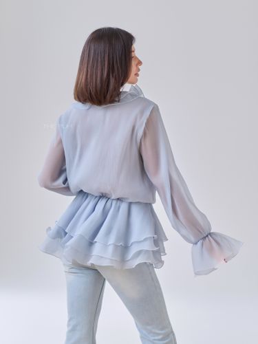 Голубое шифоновое платье-блузка с брошами