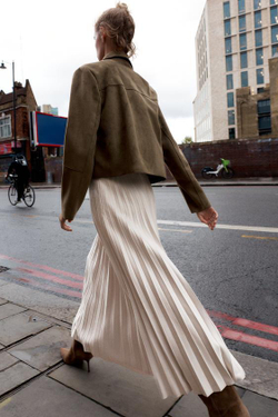 ZARA ПЛИССИРОВАННАЯ ЮБКА-МИДИ ПОД ЗАМШУ С ПОЯСОМ, ПЕСОЧНЫЙ