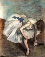 Танцовщица, завязывающая туфельку, Дега, картина для интерьера (репродукция) Настене.рф