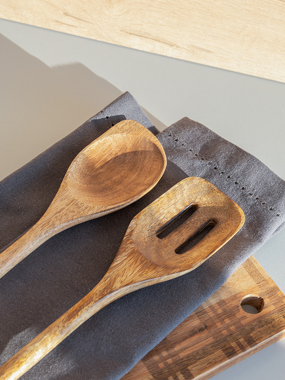 Ложка сервировочная/для приготовления DeNASTIA скошенный край, манго 35x6 коричневый