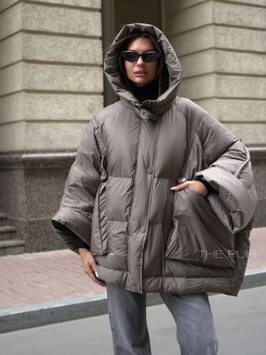 Объемный пуховик-накидка цвета капучино