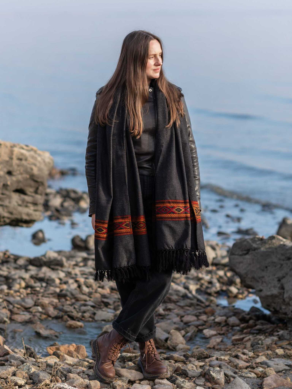 Шерстяной палантин с вышивкой (графит)