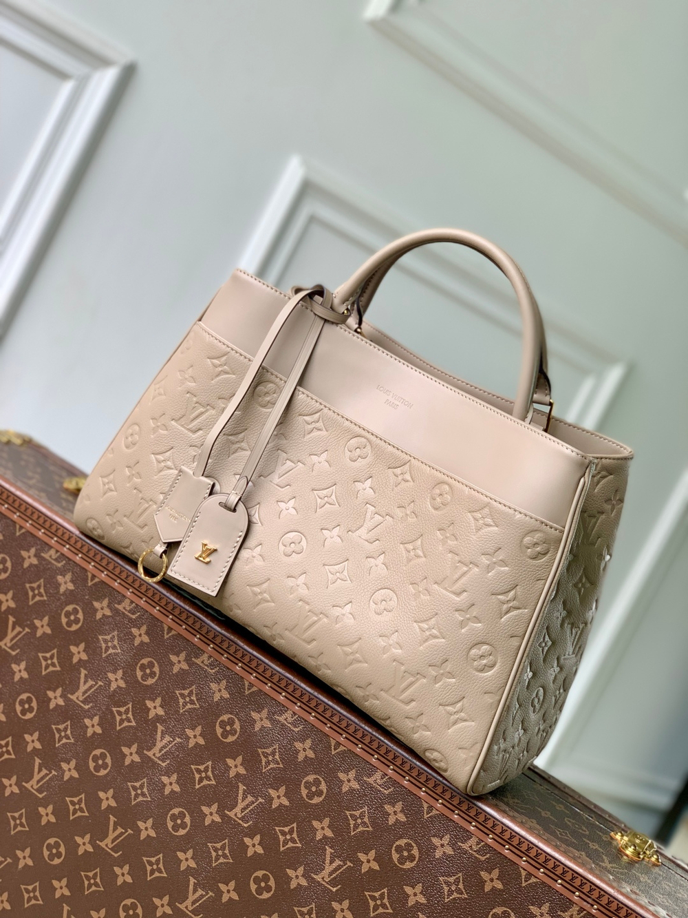 Louis Vuitton Avenue MM