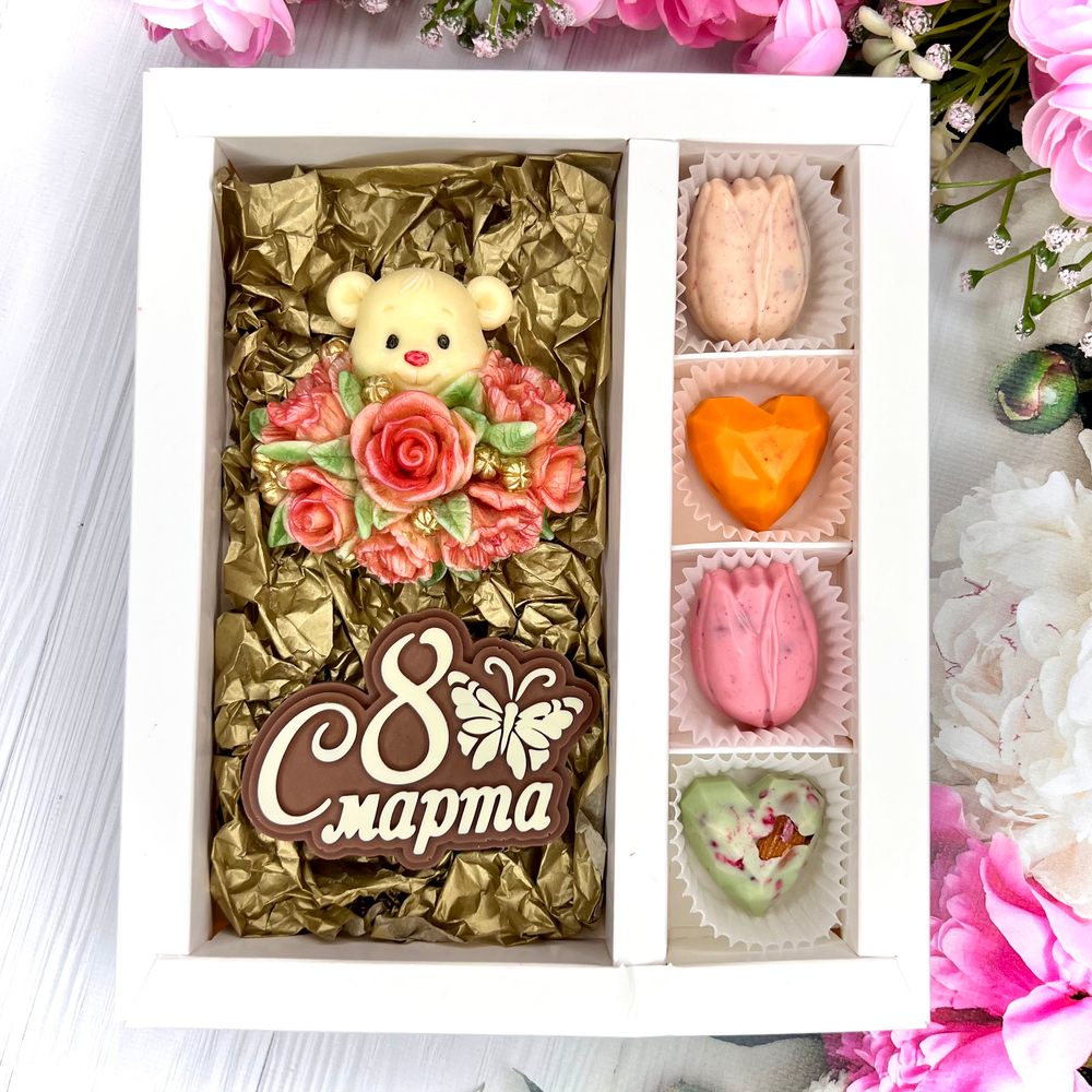 Шоколадный набор "С 8 марта. Мишка с розами": шоколадка-надпись и 4 конфеты ручной работы