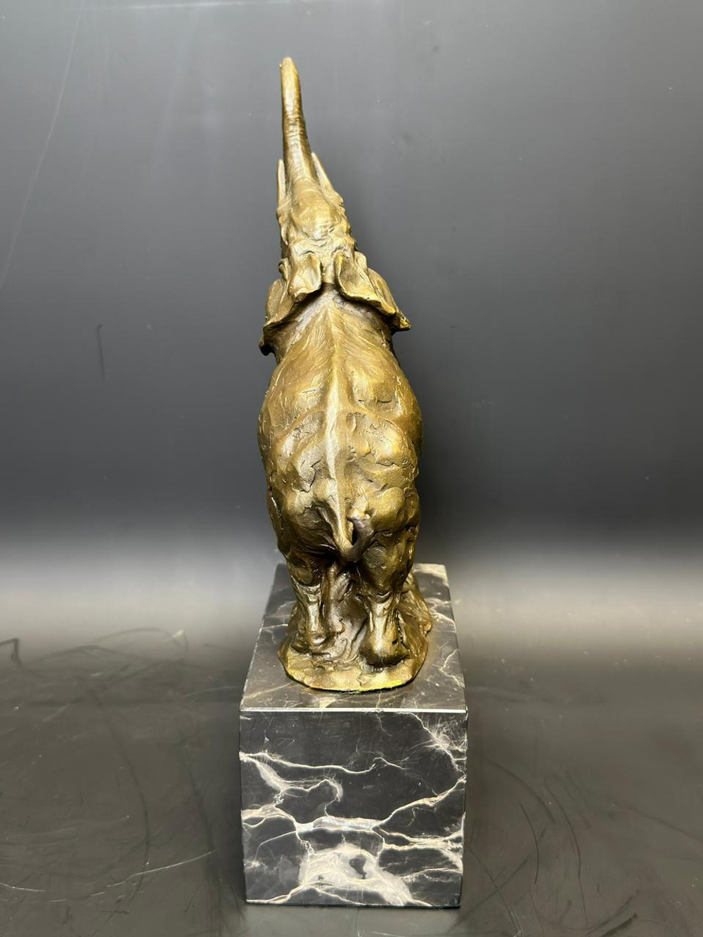 Бронзовая скульптура «Слон с поднятым хоботом»