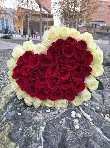 Букет цветов Сердце из 51 розы Эквадор 50см