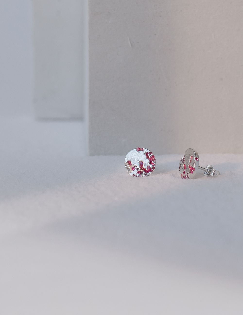 Серьги вплавленные камни красные