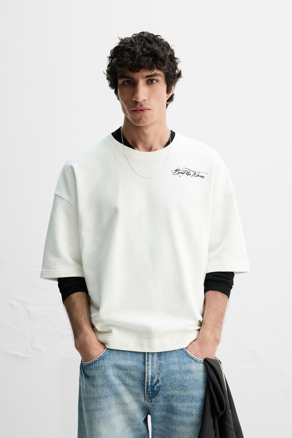 ZARA ТОЛСТОВКА С КОНТРАСТНЫМ ПРИНТОМ, БЕЛЫЙ