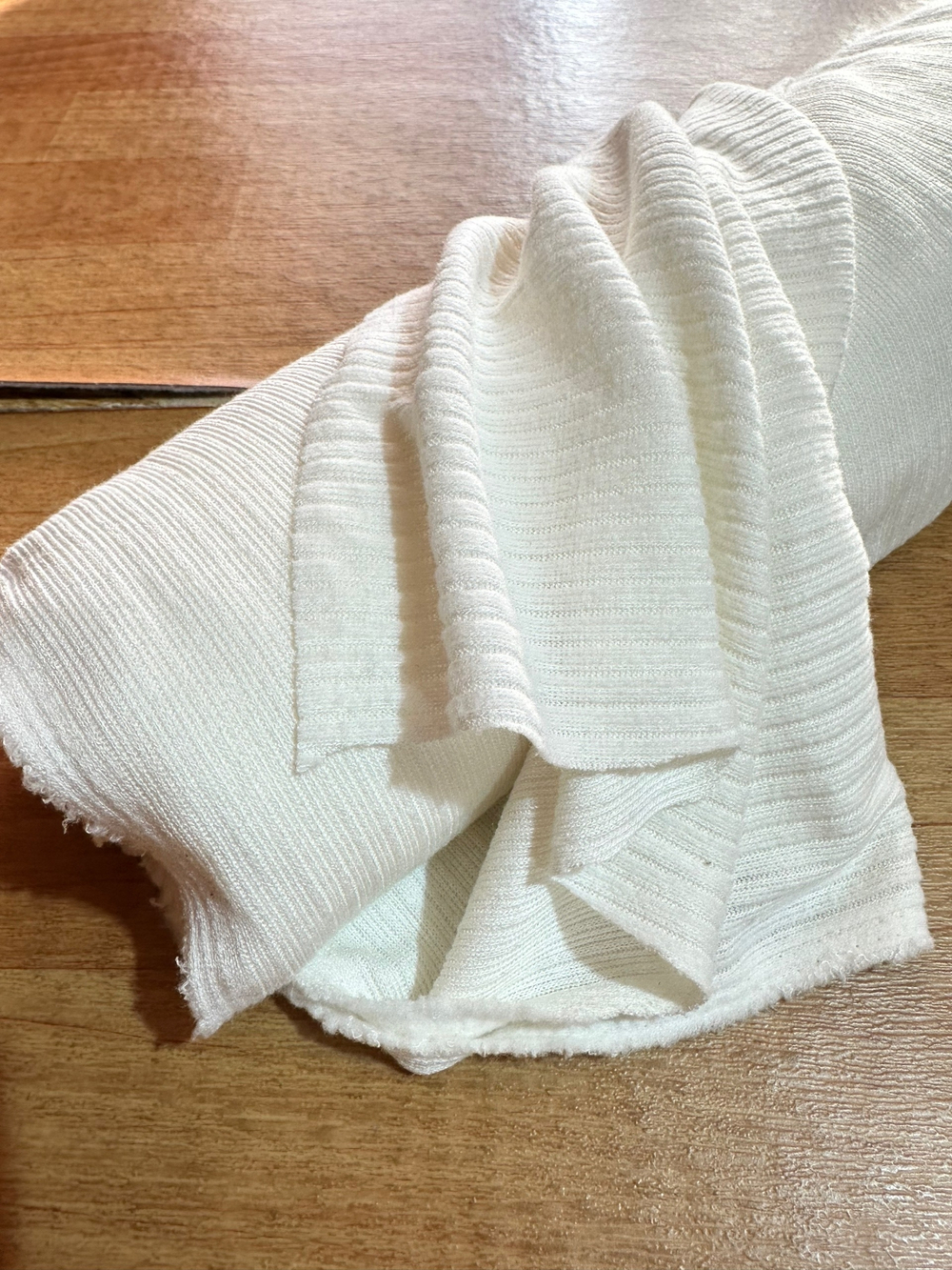 МОЛОКО - Кашкорсе ажурное, пенье (на отрезе желтая полоска, от кромки 44см, она отстирывается)