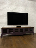 Деревянная тумба под телевизор со стеклянными дверцами