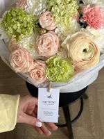 Букет сборный из кустовых пионовидных роз, ромашки и хризантемы