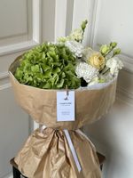 Букет сборный из гортензии, хризантемы, лизиантуса и кустовых пионовидных роз